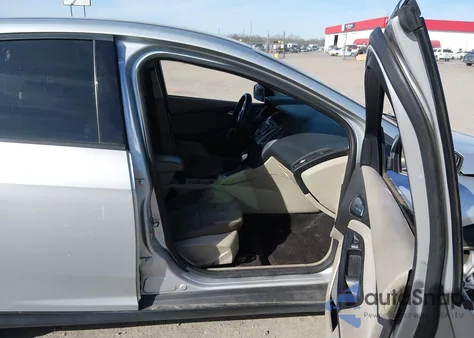 2013 Ford Focus Se z USA, uszkodzony, nr VIN 1FADP3F20DL240974